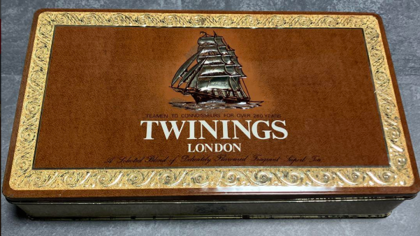 昭和期に日本に広まったTwiningsの紅茶缶。舶来文化の象徴として象徴的な存在です。