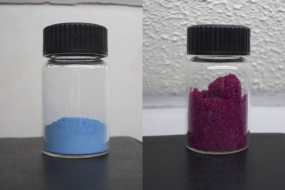 左側に青い色を呈している乾燥状態の塩化コバルト、右側に赤い色を呈している水分を吸った状態の塩化コバルト